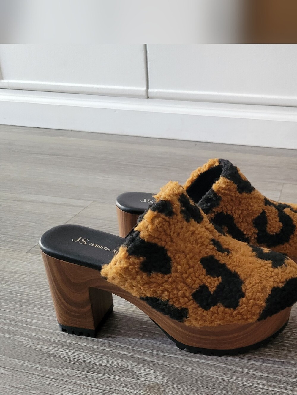 Mobwife Faux Fur Leopard Print Sherpa Chunky Platform Clogs Size 7 - Picture 3 of 8